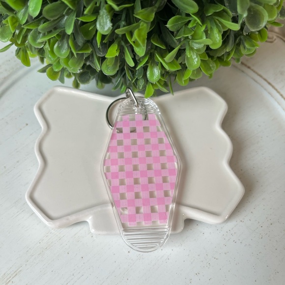 Retro motel room key Pink Gingham Pattern Keychain Accessory new - Picture 1 of 8